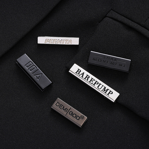Nouvelle Étiquette Métallique Personnalisée Simple et Tendance en Alliage de Zinc (Rectangle/Carré) pour l'Identification des Vêtements en Jean - Product Image 1