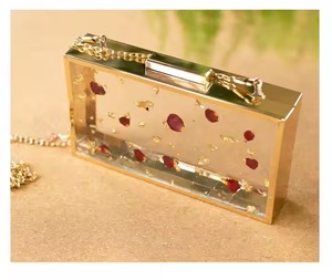 กระเป๋าถือทำมือสุดหรู ดีไซน์เรซิ่นสุดเก๋ สำหรับลุคแฟชั่นและลำลอง พร้อมดีเทลเรซิ่นโดดเด่นเพื่อสัมผัสที่มีสไตล์ - Product Image 2