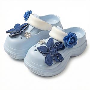 Chaussures à talons hauts pour femmes Yearning, design de fleurs bleues 3D de qualité supérieure, antidérapantes, respirantes, perforées, imperméables, pour l'intérieur et l'extérieur, 5 cm - Product Image 2