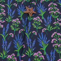 Tissu imprimé floral vintage 100% coton avec des motifs de fleurs mélangées lavande pour robe