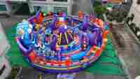 Structure gonflable géante ronde avec toboggan pour parc d'attractions, aire de jeux gonflable, parc à thème gonflable
