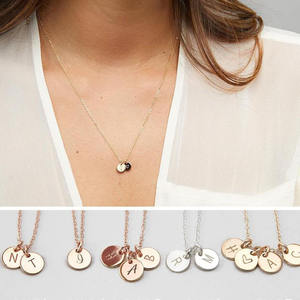 MICCI collana con monogramma in acciaio inossidabile placcato oro 18 carati personalizzata collana con ciondolo con ciondolo a forma di Cion a disco piccolo - Product Image 2