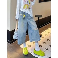 Jeans déchirés tendance de sept pouces en stock avec motifs cœurs d'ours mignons et attaches en dentelle, ludiques et accrocheurs