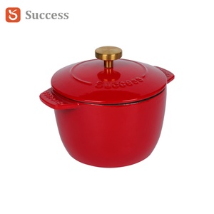 <span class=keywords><strong>Cocotte</strong></span> <span class=keywords><strong>en</strong></span> <span class=keywords><strong>fonte</strong></span> <span class=keywords><strong>émaillée</strong></span> de luxe rouge cerise avec bouton doré, ustensile de cuisson haut de gamme pour les fêtes, vente <span class=keywords><strong>en</strong></span> gros usine - Product Image 1
