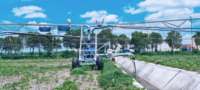 Système d'irrigation à déplacement linéaire latéral pour remplacer le pivot central pour une couverture complète des champs en agriculture de grande envergure