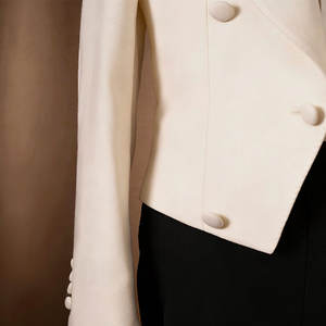 Traje de <span class=keywords><strong>hombre</strong></span> formal a medida color crema, chaqueta de corte estructurado con detalle de boutonnière <span class=keywords><strong>para</strong></span> novio, ideal <span class=keywords><strong>para</strong></span> ocasiones de gala. - Product Image 3