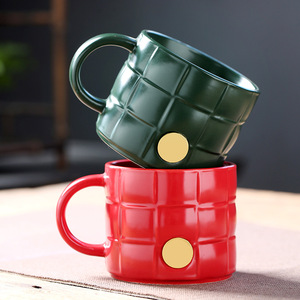 Tasses en céramique créatives avec badges en bronze en relief, couleur unie, design original pour cadeaux promotionnels - Product Image 1