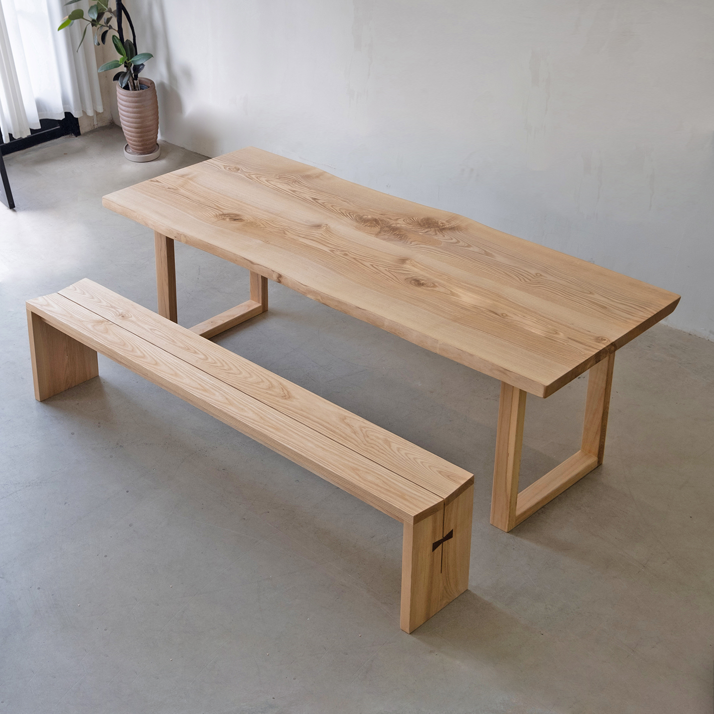 โต๊ะอาหารขนาดใหญ่ แผ่นไม้คู่ ทำจากไม้แอชขาว