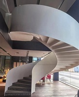 Escalier intérieur moderne de luxe en bois massif sculpté avec montants, écologique et durable pour la maison