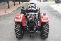 Tractor Agrícola Compacto de 50HP 4WD con Neumáticos Estrechos para Uso en Viñedos y Huertos Frutales