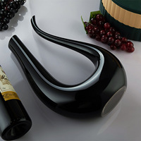 Carafe à vin sans plomb soufflée à la bouche en verre borosilicaté noir créatif en forme de U 1600ml avec tasse