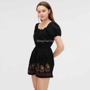 Mono Negro de Cuello Cuadrado de Alta Calidad OEM, Elegante Mono para Mujer con Bordado Floral y Mangas Abullonadas - Product Image 4