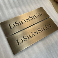 Plaque gravée personnalisée en laiton et bronze pour projets d'entreprise et scolaires – Fabricant de signalétique et médaillons métalliques modernes gravés