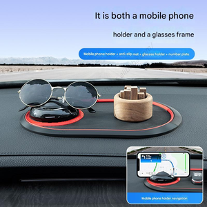 Vente en gros de tapis antidérapant multifonctionnel 3-en-1 pour tableau de bord - Comprend un support pour téléphone et une décoration de plaque d'immatriculation personnalisable - Product Image 1
