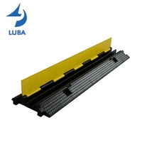 Rampe de protection de câbles LUBA 980*240*44mm à 2 canaux, en caoutchouc robuste, pour la gestion de la sécurité routière et la protection des câbles lors d'événements