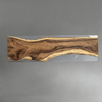 Table de salle à manger artisanale en bois massif de noyer à bord naturel, avec résine époxy, style moderne et durable