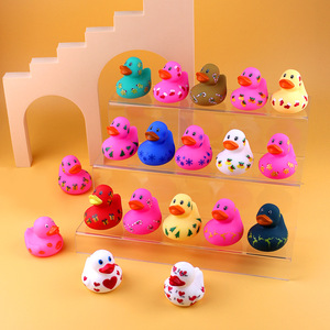Jouet de bain canard jaune couineur pour bébés, en forme de cœur, pour la Saint-Valentin, vente en gros - Product Image 2