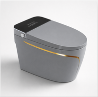 WC intelligent noir moderne à poser au sol avec télécommande, siège chauffant, siphon en S, chasse d'eau automatique et réservoir intégré pour usage résidentiel