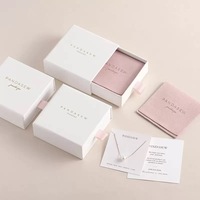 Boîte à bijoux en carton carrée personnalisable avec logo, finition dorée mate et intérieur en éponge, pour cadeaux - Noir, Blanc, Gris, Rose