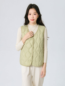 <span class=keywords><strong>Chaleco</strong></span> Rosa acolchado ondulado para <span class=keywords><strong>mujer</strong></span>, <span class=keywords><strong>chaleco</strong></span> de plumón de pato ligero de lujo con cuello en V para <span class=keywords><strong>mujer</strong></span>, <span class=keywords><strong>chaleco</strong></span> cálido con patrón de ondas de nuevo estilo de invierno de talla grande - Product Image 6