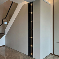 Armoire de rangement pour escalier en bois massif à échelle entière Placard intégré sous les escaliers Conçu pour l'espace sous les escaliers