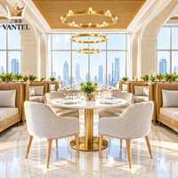 Ensemble de mobilier de luxe pour hôtel et restaurant avec tables en marbre, chaises de salle à manger, banquettes, comptoir de buffet et tabourets de bar