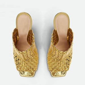 รองเท้าส้นสูงแบบไม่เรียบสไตล์แฟชั่นรองเท้าแตะส้นเหลี่ยมถักสำหรับผู้หญิงรองเท้าส้นเตี้ยหัวรอบสำหรับฤดูร้อน - Product Image 5