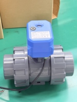 Vanne à boisseau sphérique électrique en PVC/UPVC DN50 2 pouces à double union motorisée DC12V/24V AC220V personnalisable OEM pour le traitement de l'eau