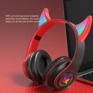 Over-ear TF Card Auriculare Audifonos RBG Fones de ouvido dobráveis para jogos de desenho animado Fones de ouvido sem fio para jogadores BT