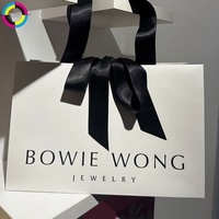 Sacs cadeaux en papier pour bijoux avec nœud en ruban de soie et logo personnalisé