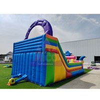 Grand parc gonflable de grande capacité pour les aires de jeux d'aventure et les lieux de divertissement familial à fort trafic
