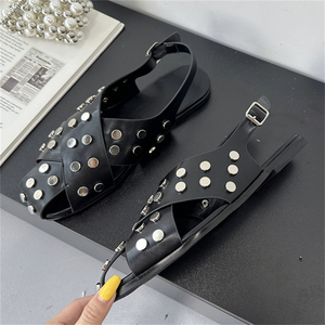 Sandales d'été pour femmes de haute qualité, style décontracté et plat, idéales pour les vacances, avec rivets, respirantes, à talon bas, pour la saison printanière - Product Image 4