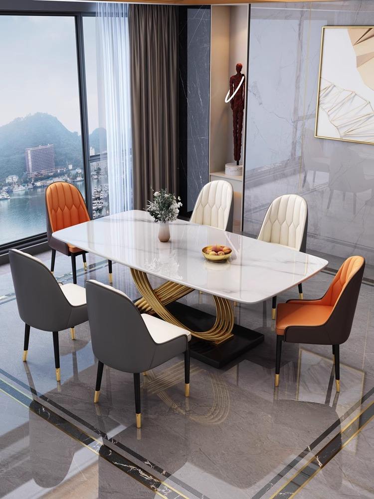 Une table avec quatre chaises