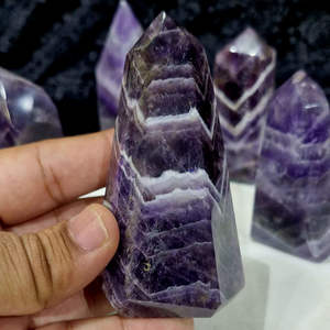 Pierre semi-précieuse améthyste naturelle polie de forme libre au design unique, cristal violet pour usage spirituel, disponible à la vente - Product Image 1