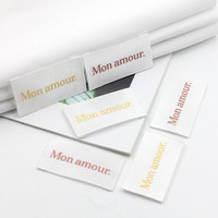 Étiquettes tissées en satin haute densité personnalisées pour maillots de bain, pliage central avec logo brodé, numéro de modèle, technique de tissage