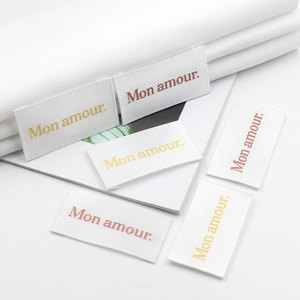 Étiquettes tissées en satin haute densité personnalisées pour maillots de bain, pliage central avec logo brodé, numéro de modèle, technique de tissage - Product Image 6