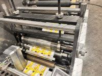Volledig servo-aangedreven 8-kleuren rol-tot-rol sticker- en etiketdrukmachine voor aluminiumfolie papier, bloemblaadjes-type