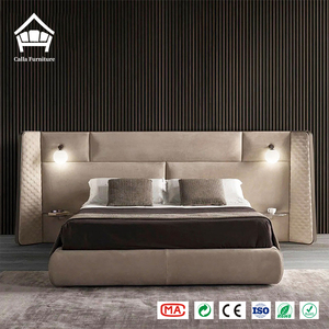 Letto Wingback di Lusso con Testiera Imbottita Color Crema, Applique Dorate a Nappa, Suite Art Déco Completa, Panca Diamond, Arredamento per Villa e Hotel - Product Image 4