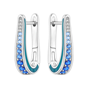 Pendientes de aro simples de latón blanco con degradado azul, el accesorio perfecto para mujeres que asisten a fiestas. - Product Image 1
