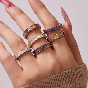 Anillo Triangular N&S Vintage Chapado en Oro de 18K con Incrustaciones de Circonita Cúbica, en Acero Inoxidable, Resistente al Agua y al Deslustre, Disponible en Varios Tamaños, Ideal para Regalo - Product Image 1