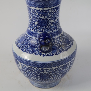 Jarrón de Porcelana de Jingdezhen Pintado a Mano, Estilo Chino Azul y Blanco, Diseño Art Deco con Asas de León, Adorno Decorativo, Regalo - Product Image 4