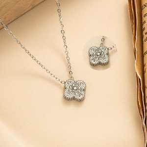 Collier élégant pour <span class=keywords><strong>femme</strong></span> avec nœud et trèfle à quatre feuilles porte-bonheur, ras-de-cou tendance en acier titane avec breloque - Product Image 4