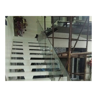 Escalier moderne sur mesure à une seule poutre, structure en acier, marches en pierre, pour intérieur