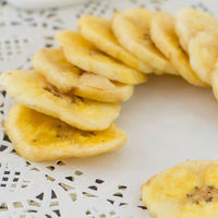 Knapperige gedroogde bananenchips, natuurlijke gedroogde bananenplakjes, geen zwaveladditieven, voor snacks, fruitthee, bakkerij, groothandel.
