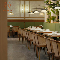 Ensemble de mobilier de restaurant moderne, tables à manger en bois avec chaises à dossier en rotin et banquette en tissu vert pour café