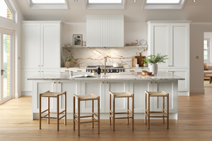 خزائن مطبخ مطلية بأسلوب فرنسي-اسكندنافي قابلة للتخصيص مع جزيرة، مناسبة للشقق والفلل - Product Image 4