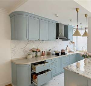 Juego de Muebles de Cocina Personalizados con Gabinetes Superiores de Vidrio, Unidades Inferiores de Madera Maciza e Iluminación Integrada para Cocinas Domésticas - Product Image 5