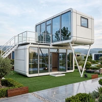 Cabine panoramique incurvée en verre avec cuisine et salle de bain intégrées, idéale pour le glamping en bord de lac ou en montagne