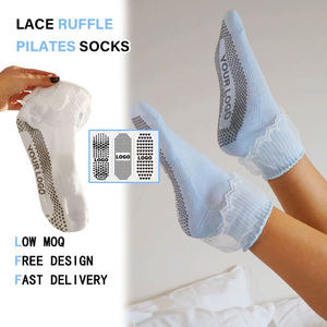 Chaussettes de yoga antidérapantes professionnelles en maille pour femmes – Chaussettes à grip personnalisées de haute qualité avec dentelle et volants – Chaussettes mignonnes avec logo sur le dessous - Product Image 2