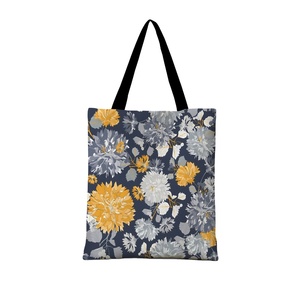 Sac de courses élégant en toile rouge et or à motifs floraux, imprimé sur mesure, sac à bandoulière polyvalent, esthétique, réutilisable, pour les courses quotidiennes - Product Image 3